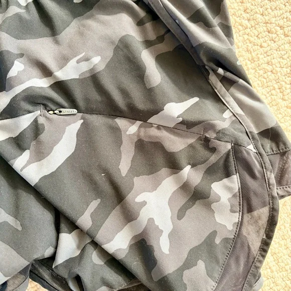 Women’s Black Camo Athleta Mesh Racer Run 4 Shorts - Large - Picture 4 of 7